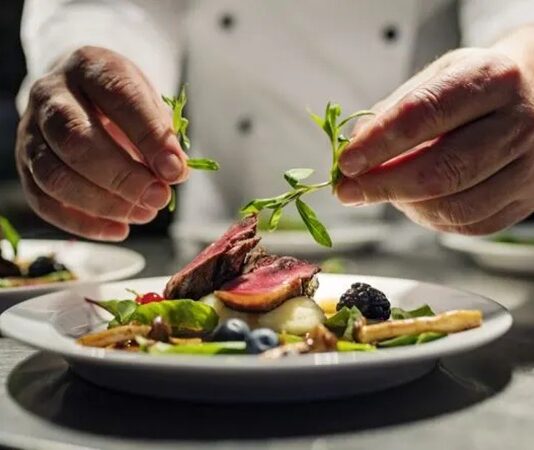 Yeme içme kültürü, tarih boyunca toplumların yaşam biçimini ve estetik anlayışını yansıtan önemli alanlardan biri olmuştur. Bu kültürün en rafine noktalarından biri olarak kabul edilen fine dining restoranlar, yalnızca yemek yenilen mekânlar değil, başlı başına birer deneyim alanı olarak öne çıkar. Sunumdan servise, mekân tasarımından menü kurgusuna kadar her ayrıntının titizlikle planlandığı bu restoranlar, gastronomiyi sanatsal bir boyuta taşır. Konulu bir haber görseli.