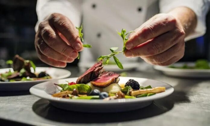 Yeme içme kültürü, tarih boyunca toplumların yaşam biçimini ve estetik anlayışını yansıtan önemli alanlardan biri olmuştur. Bu kültürün en rafine noktalarından biri olarak kabul edilen fine dining restoranlar, yalnızca yemek yenilen mekânlar değil, başlı başına birer deneyim alanı olarak öne çıkar. Sunumdan servise, mekân tasarımından menü kurgusuna kadar her ayrıntının titizlikle planlandığı bu restoranlar, gastronomiyi sanatsal bir boyuta taşır. Konulu bir haber görseli.