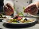 Gastronominin Zirvesinde Yer Alan Fine Dining Restoran Deneyimi Yeme içme kültürü, tarih boyunca toplumların yaşam biçimini ve estetik anlayışını yansıtan önemli alanlardan biri olmuştur. Bu kültürün en rafine noktalarından biri olarak kabul edilen fine dining restoranlar, yalnızca yemek yenilen mekânlar değil, başlı başına birer deneyim alanı olarak öne çıkar. Sunumdan servise, mekân tasarımından menü kurgusuna kadar her ayrıntının titizlikle planlandığı bu restoranlar, gastronomiyi sanatsal bir boyuta taşır. Konulu bir haber görseli.