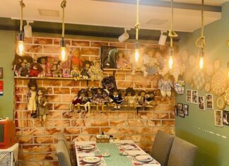 Modern şehir hayatının hızlı temposu içinde insanlar, geçmişe dair sıcak duygular uyandıran mekânlara her zamankinden daha fazla ilgi göstermeye başladı. Bu ilginin merkezinde ise nostaljik kafeler yer alıyor. Eski eşyalarla dekore edilmiş, geçmiş yılların müziklerini yaşatan ve samimi atmosferiyle öne çıkan bu kafeler, ziyaretçilerine yalnızca bir içecek değil, aynı zamanda bir zaman yolculuğu sunuyor. Nostaljik kafeler, anıları tazeleyen yapısıyla şehir yaşamında özel bir konuma sahip. Konulu bir haber görseli.