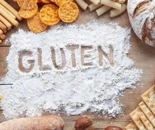 Son yıllarda beslenme alışkanlıklarının değişmesiyle birlikte gluten alternatifleri, hem sağlık odaklı tüketicilerin hem de özel diyet uygulayanların gündeminde önemli bir yer edinmiştir. Özellikle çölyak hastaları, gluten hassasiyeti yaşayan bireyler ve daha hafif beslenmeyi tercih edenler için glutensiz ürünler artık bir zorunluluk olmaktan çıkıp bilinçli bir tercih hâline gelmiştir. Bu değişim, gıda sektöründe de ciddi bir dönüşümü beraberinde getirmiştir. Konulu bir haber görseli.