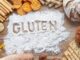Son yıllarda beslenme alışkanlıklarının değişmesiyle birlikte gluten alternatifleri, hem sağlık odaklı tüketicilerin hem de özel diyet uygulayanların gündeminde önemli bir yer edinmiştir. Özellikle çölyak hastaları, gluten hassasiyeti yaşayan bireyler ve daha hafif beslenmeyi tercih edenler için glutensiz ürünler artık bir zorunluluk olmaktan çıkıp bilinçli bir tercih hâline gelmiştir. Bu değişim, gıda sektöründe de ciddi bir dönüşümü beraberinde getirmiştir. Konulu bir haber görseli.
