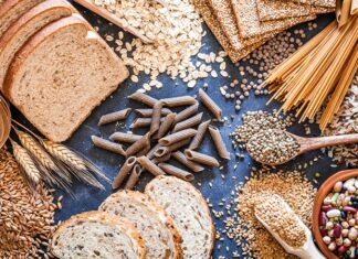 Günümüzde beslenme alışkanlıkları hızla değişirken, bireylerin gıdaya bakış açısı da daha bilinçli bir hâl almaktadır. Bu dönüşümün önemli başlıklarından biri de glutensiz alternatifler konusudur. Geçmişte yalnızca belirli sağlık sorunlarıyla ilişkilendirilen glutensiz beslenme, bugün daha geniş bir kitle tarafından tercih edilen bir yaşam biçimine dönüşmüştür. Özellikle doğal ve dengeli beslenme arayışı, glutensiz ürünlerin popülerliğini artırmaktadır. Konulu bir haber görseli.