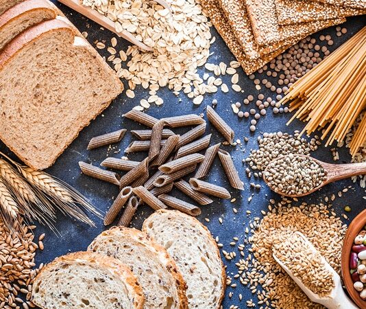 Günümüzde beslenme alışkanlıkları hızla değişirken, bireylerin gıdaya bakış açısı da daha bilinçli bir hâl almaktadır. Bu dönüşümün önemli başlıklarından biri de glutensiz alternatifler konusudur. Geçmişte yalnızca belirli sağlık sorunlarıyla ilişkilendirilen glutensiz beslenme, bugün daha geniş bir kitle tarafından tercih edilen bir yaşam biçimine dönüşmüştür. Özellikle doğal ve dengeli beslenme arayışı, glutensiz ürünlerin popülerliğini artırmaktadır. Konulu bir haber görseli.