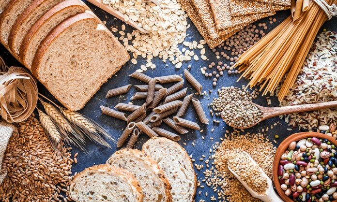 Glutensiz Alternatifler Sağlıklı Beslenmede Yeni Dönem Günümüzde beslenme alışkanlıkları hızla değişirken, bireylerin gıdaya bakış açısı da daha bilinçli bir hâl almaktadır. Bu dönüşümün önemli başlıklarından biri de glutensiz alternatifler konusudur. Geçmişte yalnızca belirli sağlık sorunlarıyla ilişkilendirilen glutensiz beslenme, bugün daha geniş bir kitle tarafından tercih edilen bir yaşam biçimine dönüşmüştür. Özellikle doğal ve dengeli beslenme arayışı, glutensiz ürünlerin popülerliğini artırmaktadır. Konulu bir haber görseli.