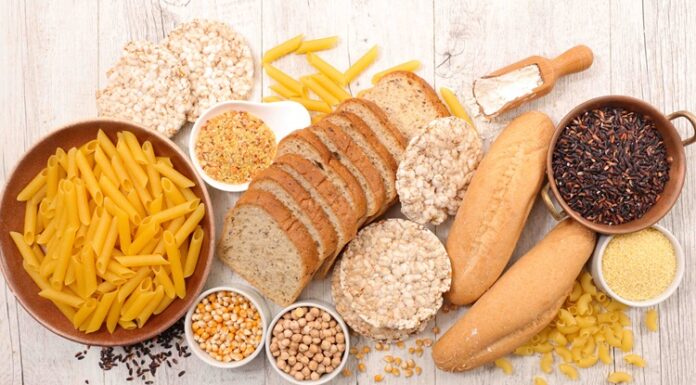 Glutensiz Doğal Beslenme Sağlıklı Yaşam Arayışında Öne Çıkıyor Son yıllarda beslenme alışkanlıklarında dikkat çekici bir dönüşüm yaşanıyor. Özellikle gıdaların içeriğine yönelik artan farkındalık, bireyleri daha sade ve doğal beslenme modellerine yöneltiyor. Bu modeller arasında glutensiz doğal beslenme, yalnızca çölyak hastaları için değil, genel sağlığını korumak isteyen geniş bir kesim için de ilgi odağı haline gelmiş durumda. İşlenmiş gıdalardan uzak durma eğilimi, glutensiz beslenmenin doğal içeriklerle birleşmesini daha da anlamlı kılıyor. Konulu bir haber görseli.