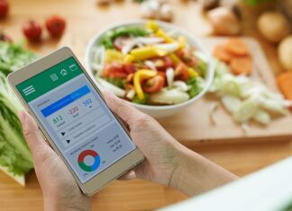 Günlük besin takibi, son yıllarda sağlıklı yaşam ve bilinçli beslenme konularının merkezinde yer alan kavramlardan biri haline gelmiştir. Gün içinde tüketilen besinlerin farkında olmak, yalnızca kilo kontrolü açısından değil, genel yaşam düzeninin anlaşılması açısından da önem taşır. Bu takip süreci, kişinin neyi, ne zaman ve ne kadar tükettiğini görmesine yardımcı olur. Konulu bir haber görseli.