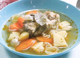 Beslenme alışkanlıklarının değişmesiyle birlikte pişirme yöntemleri de daha fazla sorgulanır hale geldi. Özellikle doğal ve sade beslenmeye yönelen bireyler için haşlama, hem pratik hem de sağlıklı bir pişirme yöntemi olarak öne çıkıyor. Yiyeceklerin su veya buhar yardımıyla pişirilmesi esasına dayanan bu yöntem, besinlerin yapısını mümkün olduğunca korumayı hedefliyor. Konulu bir haber görseli.