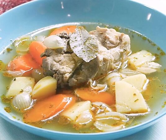 Beslenme alışkanlıklarının değişmesiyle birlikte pişirme yöntemleri de daha fazla sorgulanır hale geldi. Özellikle doğal ve sade beslenmeye yönelen bireyler için haşlama, hem pratik hem de sağlıklı bir pişirme yöntemi olarak öne çıkıyor. Yiyeceklerin su veya buhar yardımıyla pişirilmesi esasına dayanan bu yöntem, besinlerin yapısını mümkün olduğunca korumayı hedefliyor. Konulu bir haber görseli.