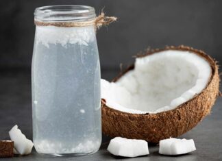 Hindistan cevizi suyu, tropikal bölgelerin doğal zenginliklerinden biri olarak son yıllarda dünya genelinde büyük ilgi görüyor. Doğal içeriği, hafif tadı ve ferahlatıcı yapısıyla öne çıkan hindistan cevizi suyu, yalnızca egzotik bir içecek olmanın ötesine geçerek sağlıklı yaşam trendlerinin önemli bir parçası haline gelmiş durumda. Özellikle katkısız ve doğal ürünlere yönelen tüketiciler için bu içecek, dikkat çeken bir alternatif sunuyor. Konulu bir haber görseli.