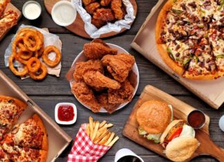 Fast food zincirleri, modern şehir yaşamının hızına uyum sağlayan en belirgin yeme içme modellerinden biri olarak öne çıkıyor. Kısa sürede hazırlanabilen menüler, standart lezzet anlayışı ve ulaşılabilir fiyat politikaları sayesinde bu restoranlar, dünyanın hemen her köşesinde geniş bir müşteri kitlesine hitap ediyor. Günümüzde fast food zincirleri, yalnızca pratik bir yemek seçeneği olmanın ötesine geçerek küresel tüketim kültürünün önemli bir parçası hâline gelmiş durumda. Konulu bir haber görseli.