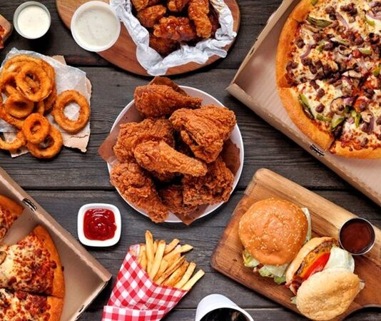 Hızlı Tüketim Kültürünün Sofradaki Yüzü Fast Food Zincirleri Fast food zincirleri, modern şehir yaşamının hızına uyum sağlayan en belirgin yeme içme modellerinden biri olarak öne çıkıyor. Kısa sürede hazırlanabilen menüler, standart lezzet anlayışı ve ulaşılabilir fiyat politikaları sayesinde bu restoranlar, dünyanın hemen her köşesinde geniş bir müşteri kitlesine hitap ediyor. Günümüzde fast food zincirleri, yalnızca pratik bir yemek seçeneği olmanın ötesine geçerek küresel tüketim kültürünün önemli bir parçası hâline gelmiş durumda. Konulu bir haber görseli.
