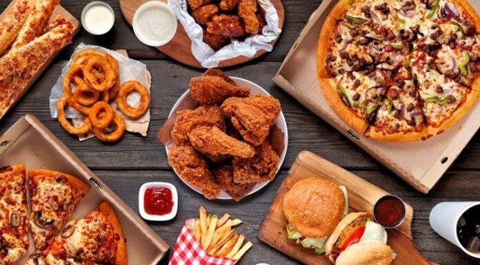 Fast food zincirleri, modern şehir yaşamının hızına uyum sağlayan en belirgin yeme içme modellerinden biri olarak öne çıkıyor. Kısa sürede hazırlanabilen menüler, standart lezzet anlayışı ve ulaşılabilir fiyat politikaları sayesinde bu restoranlar, dünyanın hemen her köşesinde geniş bir müşteri kitlesine hitap ediyor. Günümüzde fast food zincirleri, yalnızca pratik bir yemek seçeneği olmanın ötesine geçerek küresel tüketim kültürünün önemli bir parçası hâline gelmiş durumda. Konulu bir haber görseli.