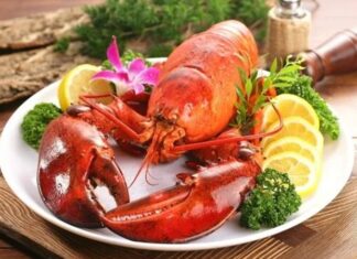 Deniz ürünleri denildiğinde akla gelen en prestijli seçeneklerden biri olan ıstakoz, hem gurme mutfakların hem de lüks restoranların vazgeçilmezleri arasında yer alıyor. Son yıllarda artan gastronomi merakı ve dünya mutfağına olan ilgiyle birlikte ıstakoz tüketimi de dikkat çekici biçimde yükselmiş durumda. Özellikle özel günlerde ve seçkin davet sofralarında tercih edilen bu deniz ürünü, lezzeti kadar görsel sunumuyla da öne çıkıyor. Konulu bir haber görseli.