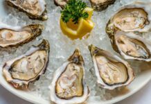 Kabuklu deniz ürünleri, hem besleyici özellikleri hem de ekonomik değeriyle son yıllarda daha fazla gündeme gelmeye başladı. Denizlerden elde edilen bu ürünler, sağlıklı beslenme trendlerinin yükselmesiyle birlikte yalnızca mutfaklarda değil, tarım ve gıda politikalarında da önemli bir yer edinmiş durumda. Özellikle kabuklu deniz ürünleri, protein bakımından zengin yapısı ve düşük yağ oranıyla dikkat çekiyor. Uzmanlar, düzenli ve dengeli tüketildiğinde bu ürünlerin insan sağlığına çok yönlü katkılar sunduğunu belirtiyor. Konulu bir haber görseli.