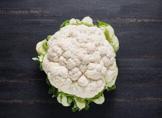 Sebze dünyasının en çok yönlü üyelerinden biri olan karnabahar, son yıllarda sağlıklı beslenme akımlarının etkisiyle yeniden popülerlik kazandı. Dışarıdan sade ve mütevazı bir görünüme sahip olan karnabahar, içerdiği zengin besin değerleriyle adeta bir sağlık deposu olarak tanımlanıyor. Özellikle düşük kalorili yapısı ve lif açısından zengin içeriği sayesinde karnabahar, diyet listelerinin vazgeçilmez sebzeleri arasında yer alıyor. Konulu bir haber görseli.