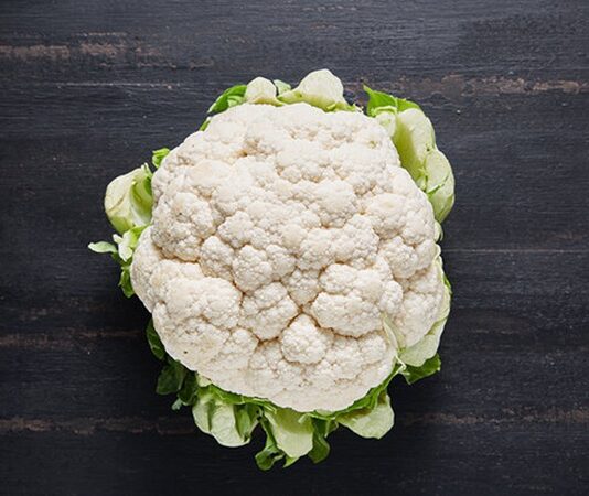 Sebze dünyasının en çok yönlü üyelerinden biri olan karnabahar, son yıllarda sağlıklı beslenme akımlarının etkisiyle yeniden popülerlik kazandı. Dışarıdan sade ve mütevazı bir görünüme sahip olan karnabahar, içerdiği zengin besin değerleriyle adeta bir sağlık deposu olarak tanımlanıyor. Özellikle düşük kalorili yapısı ve lif açısından zengin içeriği sayesinde karnabahar, diyet listelerinin vazgeçilmez sebzeleri arasında yer alıyor. Konulu bir haber görseli.