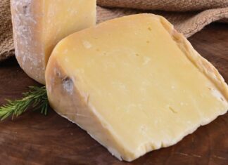 Türk mutfağının en çok tüketilen süt ürünlerinden biri olan kaşar peyniri, hem lezzeti hem de çok yönlü kullanımıyla sofraların vazgeçilmezi olmaya devam ediyor. Kahvaltıdan ana yemeklere, sandviçlerden hamur işlerine kadar geniş bir alanda kullanılan kaşar peyniri, her yaştan tüketicinin favori ürünleri arasında yer alıyor. Özellikle eriyen yapısı ve yoğun aroması sayesinde mutfaklarda sıkça tercih edilen kaşar peyniri, son yıllarda artan üretim kapasitesiyle de dikkat çekiyor. Konulu bir haber görseli.