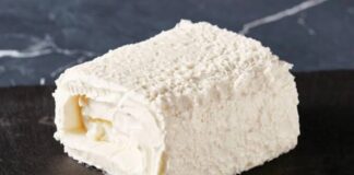 Türk mutfağının en köklü ve en sevilen ürünleri arasında yer alan kaymak ve tereyağı, hem geleneksel sofralarda hem de modern mutfaklarda güçlü bir konuma sahiptir. Süt ürünleri arasında özel bir yere sahip olan bu iki lezzet, kahvaltıdan ana yemeklere, tatlılardan hamur işlerine kadar geniş bir kullanım alanına sahiptir. Özellikle doğal üretim yöntemlerine olan ilginin artmasıyla birlikte doğal kaymak ve tereyağı yeniden ön plana çıkmıştır. Konulu bir haber görseli.