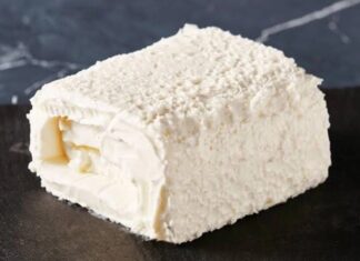 Türk mutfağının en köklü ve en sevilen ürünleri arasında yer alan kaymak ve tereyağı, hem geleneksel sofralarda hem de modern mutfaklarda güçlü bir konuma sahiptir. Süt ürünleri arasında özel bir yere sahip olan bu iki lezzet, kahvaltıdan ana yemeklere, tatlılardan hamur işlerine kadar geniş bir kullanım alanına sahiptir. Özellikle doğal üretim yöntemlerine olan ilginin artmasıyla birlikte doğal kaymak ve tereyağı yeniden ön plana çıkmıştır. Konulu bir haber görseli.