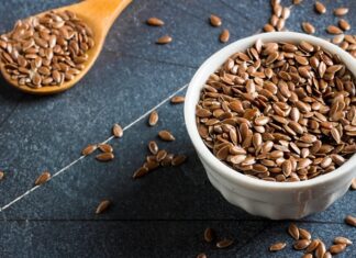 Son yıllarda sağlıklı yaşam arayışının artmasıyla birlikte, geleneksel besinler yeniden gündeme gelmeye başladı. Bu besinlerin başında gelen keten tohumu, hem geçmişten gelen kullanım alışkanlıkları hem de modern beslenme trendleriyle dikkat çekiyor. Küçük yapısına rağmen beslenme kültüründe önemli bir yere sahip olan keten tohumu, özellikle doğal beslenme anlayışını benimseyen bireyler tarafından tercih ediliyor. Konulu bir haber görseli.