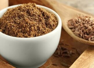 Kimyon, kendine özgü aroması ve keskin tadıyla dünya mutfaklarında önemli bir yere sahip olan köklü bir baharattır. Binlerce yıllık geçmişi bulunan kimyon, sadece yemeklere lezzet katan bir unsur değil, aynı zamanda kültürel alışkanlıkların ve geleneksel mutfakların da ayrılmaz bir parçası olarak görülür. Özellikle Orta Doğu, Anadolu, Hint ve Akdeniz mutfaklarında yaygın şekilde kullanılan kimyon, zaman içinde farklı toplumların damak zevkine uyum sağlamıştır. Konulu bir haber görseli.