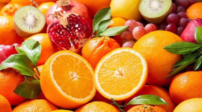 Hava sıcaklıklarının düşmesiyle birlikte beslenme tercihleri de mevsime göre değişiyor. Yaz aylarında daha hafif ve serinletici gıdalar öne çıkarken, kış aylarında bağışıklığı destekleyen ve tok tutan besinlere yönelim artıyor. Bu noktada kış meyveleri, hem mutfaklarda hem de günlük beslenme düzeninde önemli bir yere sahip oluyor. Doğanın kış aylarında sunduğu bu ürünler, mevsiminde tüketildiğinde daha taze ve ulaşılabilir oluyor. Konulu bir haber görseli.