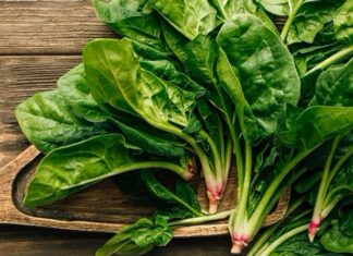 Soğuk havaların etkisini göstermesiyle birlikte mutfak alışkanlıkları da doğal olarak değişiyor. Yaz aylarında hafif ve serinletici gıdalar tercih edilirken, kış döneminde daha doyurucu ve mevsime uygun ürünler öne çıkıyor. Bu noktada kış sebzeleri, hem sofraların temelini oluşturuyor hem de mevsimsel beslenme anlayışının en önemli parçalarından biri olarak görülüyor. Konulu bir haber görseli.