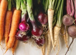 Beslenme alışkanlıklarında doğallık ve sürdürülebilirlik arayışı arttıkça, kök sebzeler yeniden hak ettiği ilgiyi görmeye başladı. Toprağın altında yetişen bu sebzeler, hem dayanıklı yapıları hem de besleyici özellikleriyle mutfakların temel taşları arasında yer alıyor. Patatesten havuca, pancardan turpa kadar uzanan geniş bir çeşitliliğe sahip olan kök sebzeler, geçmişten günümüze sofralardaki yerini koruyor. Konulu bir haber görseli.