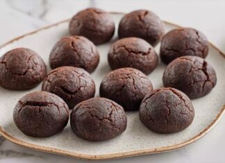 Ev mutfağından pastanelere kadar uzanan geniş bir lezzet dünyasında kurabiye ve kekler, her yaş grubunun ortak damak zevkinde kendine sağlam bir yer edinmiş durumda. Çayın, kahvenin ve özel günlerin ayrılmaz parçası olan bu tatlılar, yalnızca birer hamur işi değil, aynı zamanda paylaşım kültürünün de önemli bir simgesi olarak görülüyor. Günümüzde değişen tüketim alışkanlıklarına rağmen kurabiye ve kekler, geleneksel yönlerini koruyarak popülerliğini sürdürmeye devam ediyor. Konulu bir haber görseli.