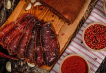 Kuru Et ve Pastırma Geleneksel Lezzetlerin Sofralardaki Gücü Kuru et ve pastırma, yüzyıllardır farklı coğrafyalarda tüketilen ve özellikle Anadolu mutfağında önemli bir yere sahip olan geleneksel et ürünleri arasında bulunuyor. Dayanıklılığı, yoğun aroması ve uzun süre saklanabilme özelliği sayesinde kuru et ve pastırma, hem geçmişte hem de günümüzde sofraların vazgeçilmezleri arasında yer alıyor. Modern üretim teknikleri gelişmiş olsa da bu ürünlerin temelinde hâlâ geleneksel yöntemler ve ustalık bilgisi bulunuyor. Konulu bir haber görseli.