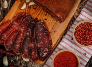 Kuru et ve pastırma, yüzyıllardır farklı coğrafyalarda tüketilen ve özellikle Anadolu mutfağında önemli bir yere sahip olan geleneksel et ürünleri arasında bulunuyor. Dayanıklılığı, yoğun aroması ve uzun süre saklanabilme özelliği sayesinde kuru et ve pastırma, hem geçmişte hem de günümüzde sofraların vazgeçilmezleri arasında yer alıyor. Modern üretim teknikleri gelişmiş olsa da bu ürünlerin temelinde hâlâ geleneksel yöntemler ve ustalık bilgisi bulunuyor. Konulu bir haber görseli.