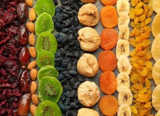 Kurutulmuş meyveler, geleneksel beslenme kültürünün en eski ve en dayanıklı gıda ürünleri arasında yer alırken, günümüzde sağlıklı yaşam trendleriyle birlikte yeniden popülerlik kazanıyor. Doğal yöntemlerle suyunun alınması sayesinde uzun süre saklanabilen kurutulmuş meyveler, hem lezzetleri hem de besin değerleriyle dikkat çekiyor. Özellikle şehir hayatında pratik ve besleyici atıştırmalık arayışında olan tüketiciler için önemli bir alternatif oluşturuyor. Konulu bir haber görseli.