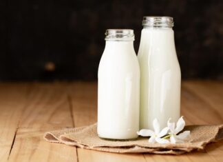 Beslenme alışkanlıklarının hızla değiştiği günümüzde, bireyler tükettikleri gıdaların içeriğine her zamankinden daha fazla dikkat ediyor. Özellikle sindirim sorunları yaşayan ya da daha dengeli bir yaşam hedefleyen kişiler için laktozsuz doğal beslenme önemli bir alternatif olarak öne çıkıyor. Süt ve süt ürünlerinde bulunan laktozun bazı bireylerde rahatsızlığa yol açması, bu beslenme modelinin yalnızca bir tercih değil, aynı zamanda bir ihtiyaç olarak görülmesine neden oluyor. Konulu bir haber görseli.