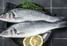 Deniz ürünleri arasında beyaz eti, hafif aroması ve çok yönlü kullanımıyla öne çıkan levrek, Türkiye’de en çok tercih edilen balık türlerinden biri olmaya devam ediyor. Hem restoran menülerinde hem de ev mutfaklarında sıkça yer bulan bu değerli balık, özellikle sağlıklı beslenmeye ilgi duyan tüketicilerin gözdesi haline geldi. Son yıllarda artan gastronomi merakı, televizyon programları ve sosyal medyada paylaşılan tarifler, levrek tüketimini daha da yaygınlaştırdı. Konulu bir haber görseli.