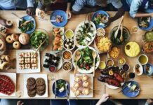 Dünya mutfağı restoranları, farklı kültürlerin yeme içme anlayışını tek bir çatı altında buluşturan özel mekânlar olarak gastronomi dünyasında önemli bir yere sahiptir. Küreselleşmenin etkisiyle birlikte seyahat etmeden farklı ülkelerin tatlarını deneyimleme isteği artmış, bu durum dünya mutfağı restoranları kavramını daha da popüler hâle getirmiştir. Bugün büyük şehirlerden küçük yerleşimlere kadar pek çok noktada bu restoranlara rastlamak mümkündür. Konulu bir haber görseli.