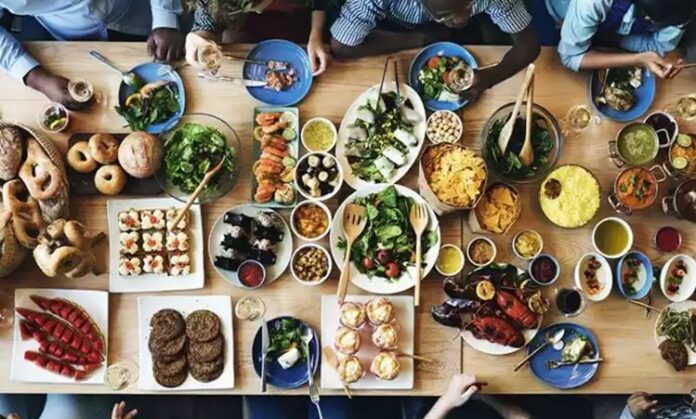 Lezzetlerin Buluşma Noktası Dünya Mutfağı Restoranları Dünya mutfağı restoranları, farklı kültürlerin yeme içme anlayışını tek bir çatı altında buluşturan özel mekânlar olarak gastronomi dünyasında önemli bir yere sahiptir. Küreselleşmenin etkisiyle birlikte seyahat etmeden farklı ülkelerin tatlarını deneyimleme isteği artmış, bu durum dünya mutfağı restoranları kavramını daha da popüler hâle getirmiştir. Bugün büyük şehirlerden küçük yerleşimlere kadar pek çok noktada bu restoranlara rastlamak mümkündür. Konulu bir haber görseli.