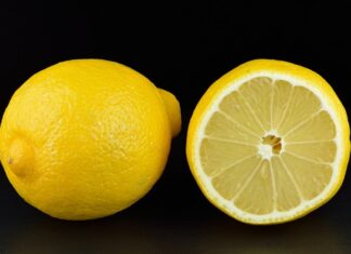 Akdeniz ikliminin en belirgin meyvelerinden biri olan limon, keskin aroması ve ferahlatıcı tadıyla yüzyıllardır sofralarda kendine yer bulmaktadır. Yalnızca mutfakların vazgeçilmez bir tamamlayıcısı değil, aynı zamanda tarım, kültür ve günlük yaşamın önemli bir parçası olan limon, farklı kullanım alanlarıyla dikkat çeker. Günümüzde sağlıklı beslenme eğilimlerinin güçlenmesiyle birlikte limon tüketimi, geleneksel alışkanlıkların ötesine geçerek modern yaşamın ritmine uyum sağlamıştır. Konulu bir haber görseli.