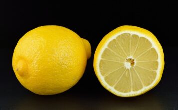 Limonun Akdeniz Işığında Şekillenen Yolculuğu Ferahlık Ve Doğallığın Simgesi Akdeniz ikliminin en belirgin meyvelerinden biri olan limon, keskin aroması ve ferahlatıcı tadıyla yüzyıllardır sofralarda kendine yer bulmaktadır. Yalnızca mutfakların vazgeçilmez bir tamamlayıcısı değil, aynı zamanda tarım, kültür ve günlük yaşamın önemli bir parçası olan limon, farklı kullanım alanlarıyla dikkat çeker. Günümüzde sağlıklı beslenme eğilimlerinin güçlenmesiyle birlikte limon tüketimi, geleneksel alışkanlıkların ötesine geçerek modern yaşamın ritmine uyum sağlamıştır. Konulu bir haber görseli.