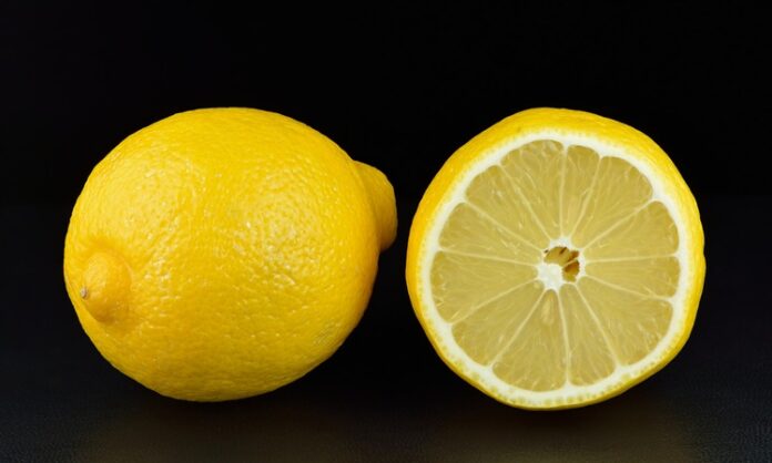 Akdeniz ikliminin en belirgin meyvelerinden biri olan limon, keskin aroması ve ferahlatıcı tadıyla yüzyıllardır sofralarda kendine yer bulmaktadır. Yalnızca mutfakların vazgeçilmez bir tamamlayıcısı değil, aynı zamanda tarım, kültür ve günlük yaşamın önemli bir parçası olan limon, farklı kullanım alanlarıyla dikkat çeker. Günümüzde sağlıklı beslenme eğilimlerinin güçlenmesiyle birlikte limon tüketimi, geleneksel alışkanlıkların ötesine geçerek modern yaşamın ritmine uyum sağlamıştır. Konulu bir haber görseli.