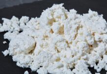 Türk mutfağının en sade ama en besleyici ürünlerinden biri olan lor peyniri, son yıllarda hem sağlıklı beslenme trendlerinin yükselmesi hem de doğal ürünlere olan ilginin artmasıyla yeniden popülerlik kazandı. Düşük yağ oranı, yüksek protein içeriği ve yumuşak dokusuyla öne çıkan lor peyniri, özellikle diyet yapanlar ve sporcular tarafından sıkça tercih ediliyor. Geleneksel üretim yöntemleriyle yapılan lor peyniri, katkı maddesi içermemesi sayesinde güvenilir bir süt ürünü olarak görülüyor. Konulu bir haber görseli.