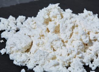 Türk mutfağının en sade ama en besleyici ürünlerinden biri olan lor peyniri, son yıllarda hem sağlıklı beslenme trendlerinin yükselmesi hem de doğal ürünlere olan ilginin artmasıyla yeniden popülerlik kazandı. Düşük yağ oranı, yüksek protein içeriği ve yumuşak dokusuyla öne çıkan lor peyniri, özellikle diyet yapanlar ve sporcular tarafından sıkça tercih ediliyor. Geleneksel üretim yöntemleriyle yapılan lor peyniri, katkı maddesi içermemesi sayesinde güvenilir bir süt ürünü olarak görülüyor. Konulu bir haber görseli.