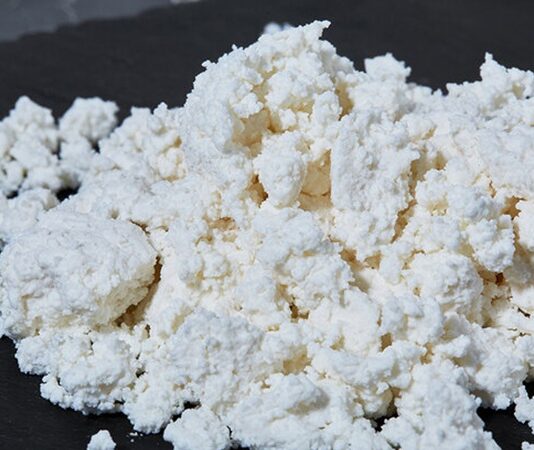 Türk mutfağının en sade ama en besleyici ürünlerinden biri olan lor peyniri, son yıllarda hem sağlıklı beslenme trendlerinin yükselmesi hem de doğal ürünlere olan ilginin artmasıyla yeniden popülerlik kazandı. Düşük yağ oranı, yüksek protein içeriği ve yumuşak dokusuyla öne çıkan lor peyniri, özellikle diyet yapanlar ve sporcular tarafından sıkça tercih ediliyor. Geleneksel üretim yöntemleriyle yapılan lor peyniri, katkı maddesi içermemesi sayesinde güvenilir bir süt ürünü olarak görülüyor. Konulu bir haber görseli.