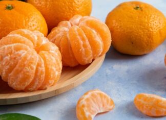 Kış aylarının en sevilen meyvelerinden biri olan mandalina, hoş kokusu, kolay soyulan yapısı ve ferahlatıcı tadıyla her yaştan insanın günlük yaşamında önemli bir yer tutmaktadır. Akdeniz ikliminin karakteristik ürünlerinden biri olan mandalina, yalnızca bir meyve olarak değil; aynı zamanda sağlık, tarım ve kültürle iç içe geçmiş güçlü bir değer olarak öne çıkmaktadır. Son yıllarda sağlıklı beslenme bilincinin artmasıyla birlikte mandalina tüketimi, hem geleneksel sofralarda hem de modern yaşamın pratik beslenme alışkanlıklarında daha görünür hale gelmiştir. Konulu bir haber görseli.