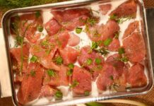 Marine edilmiş etler, son yıllarda hem ev mutfaklarında hem de restoran menülerinde giderek daha fazla yer almaya başladı. Etin çeşitli soslar, baharatlar ve doğal bileşenlerle bekletilmesiyle elde edilen marine edilmiş etler, pişirme süresini kısaltması ve lezzeti artırmasıyla öne çıkıyor. Günlük yaşam temposunun hızlanması, tüketicileri daha pratik ama aynı zamanda lezzetli seçeneklere yönlendirirken bu ürünler önemli bir alternatif haline geliyor. Konulu bir haber görseli.