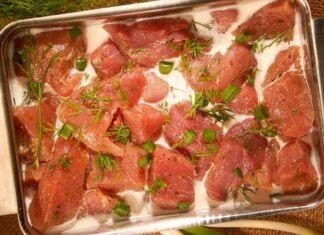 Marine edilmiş etler, son yıllarda hem ev mutfaklarında hem de restoran menülerinde giderek daha fazla yer almaya başladı. Etin çeşitli soslar, baharatlar ve doğal bileşenlerle bekletilmesiyle elde edilen marine edilmiş etler, pişirme süresini kısaltması ve lezzeti artırmasıyla öne çıkıyor. Günlük yaşam temposunun hızlanması, tüketicileri daha pratik ama aynı zamanda lezzetli seçeneklere yönlendirirken bu ürünler önemli bir alternatif haline geliyor. Konulu bir haber görseli.