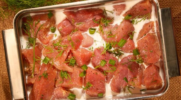 Marine edilmiş etler, son yıllarda hem ev mutfaklarında hem de restoran menülerinde giderek daha fazla yer almaya başladı. Etin çeşitli soslar, baharatlar ve doğal bileşenlerle bekletilmesiyle elde edilen marine edilmiş etler, pişirme süresini kısaltması ve lezzeti artırmasıyla öne çıkıyor. Günlük yaşam temposunun hızlanması, tüketicileri daha pratik ama aynı zamanda lezzetli seçeneklere yönlendirirken bu ürünler önemli bir alternatif haline geliyor. Konulu bir haber görseli.