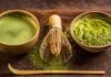 Matcha, son yıllarda sağlıklı yaşam trendlerinin yükselmesiyle birlikte dünya genelinde büyük ilgi gören doğal içeceklerden biri haline gelmiştir. Kökeni Japon kültürüne dayanan matcha, yalnızca bir çay türü olmanın ötesinde, bir yaşam tarzı ve bilinçli tüketim anlayışının simgesi olarak kabul edilmektedir. Geleneksel yeşil çaydan farklı olarak toz formunda tüketilen bu özel ürün, doğallığı ve sade yapısıyla modern yaşamın beklentilerine uyum sağlamaktadır. Konulu bir haber görseli.