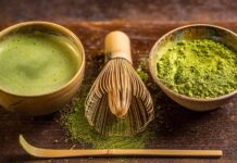 Matcha, son yıllarda sağlıklı yaşam trendlerinin yükselmesiyle birlikte dünya genelinde büyük ilgi gören doğal içeceklerden biri haline gelmiştir. Kökeni Japon kültürüne dayanan matcha, yalnızca bir çay türü olmanın ötesinde, bir yaşam tarzı ve bilinçli tüketim anlayışının simgesi olarak kabul edilmektedir. Geleneksel yeşil çaydan farklı olarak toz formunda tüketilen bu özel ürün, doğallığı ve sade yapısıyla modern yaşamın beklentilerine uyum sağlamaktadır. Konulu bir haber görseli.