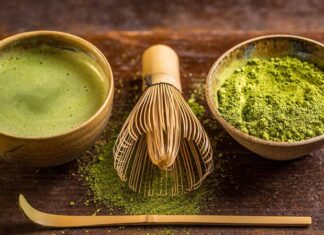Matcha, son yıllarda sağlıklı yaşam trendlerinin yükselmesiyle birlikte dünya genelinde büyük ilgi gören doğal içeceklerden biri haline gelmiştir. Kökeni Japon kültürüne dayanan matcha, yalnızca bir çay türü olmanın ötesinde, bir yaşam tarzı ve bilinçli tüketim anlayışının simgesi olarak kabul edilmektedir. Geleneksel yeşil çaydan farklı olarak toz formunda tüketilen bu özel ürün, doğallığı ve sade yapısıyla modern yaşamın beklentilerine uyum sağlamaktadır. Konulu bir haber görseli.